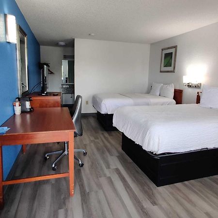 ทราเวลลอดจ์ สวีท แมกเคลนนี Hotel Macclenny ภายนอก รูปภาพ