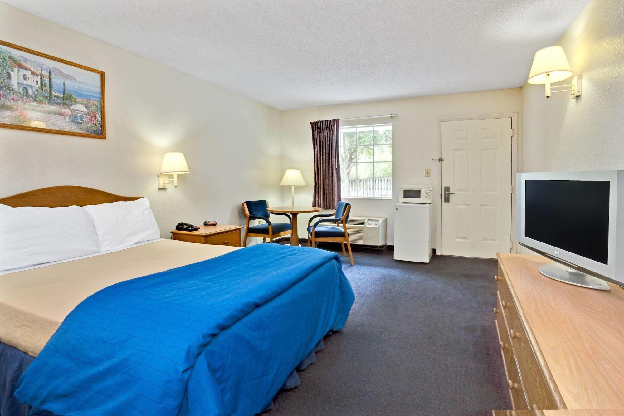 ทราเวลลอดจ์ สวีท แมกเคลนนี Hotel Macclenny ภายนอก รูปภาพ