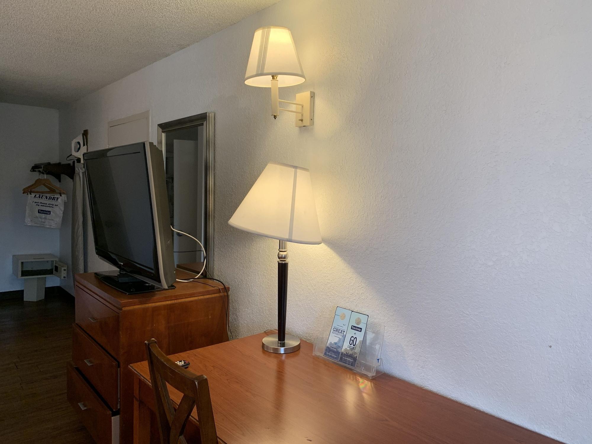 ทราเวลลอดจ์ สวีท แมกเคลนนี Hotel Macclenny ภายนอก รูปภาพ