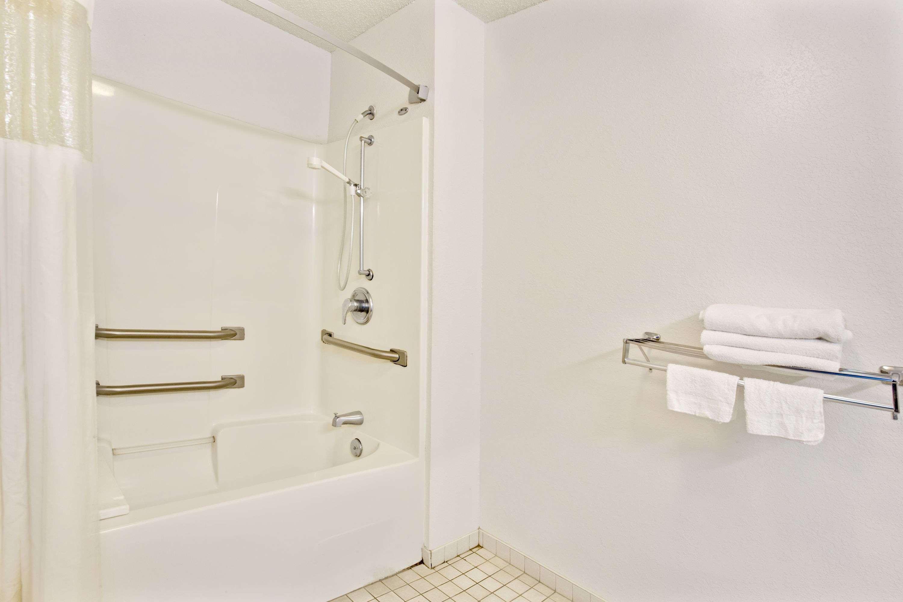 ทราเวลลอดจ์ สวีท แมกเคลนนี Hotel Macclenny ภายนอก รูปภาพ