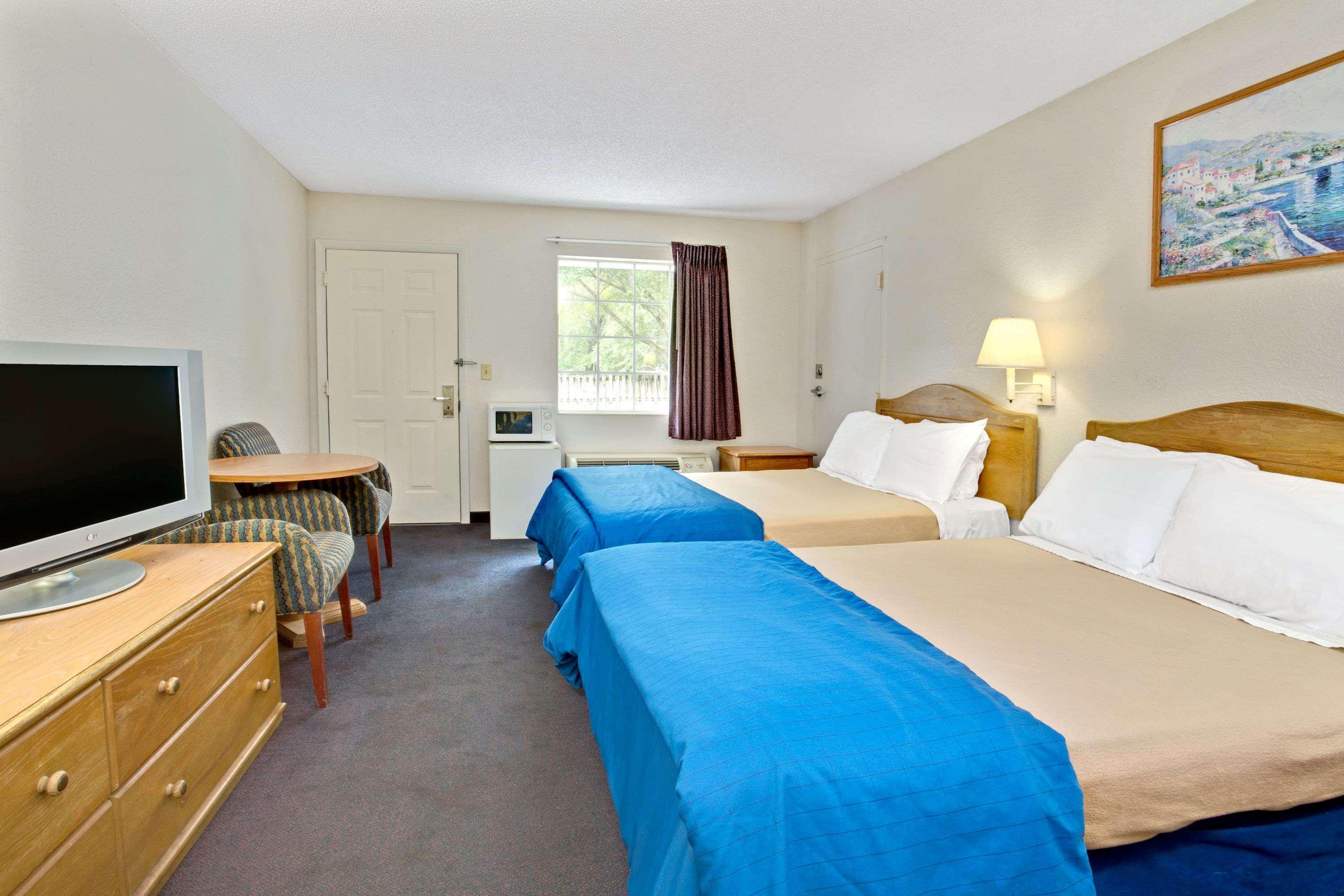 ทราเวลลอดจ์ สวีท แมกเคลนนี Hotel Macclenny ภายนอก รูปภาพ