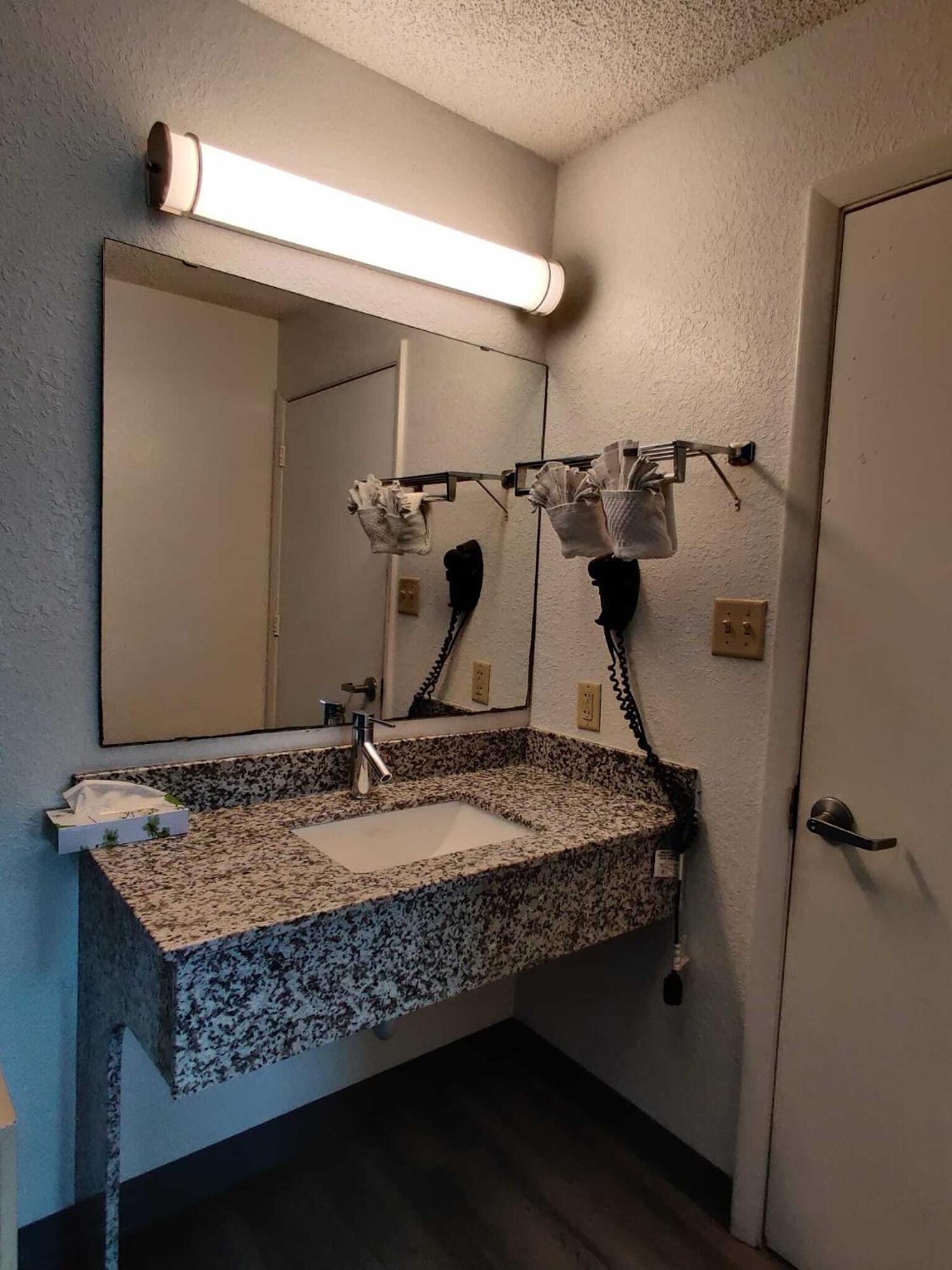 ทราเวลลอดจ์ สวีท แมกเคลนนี Hotel Macclenny ภายนอก รูปภาพ