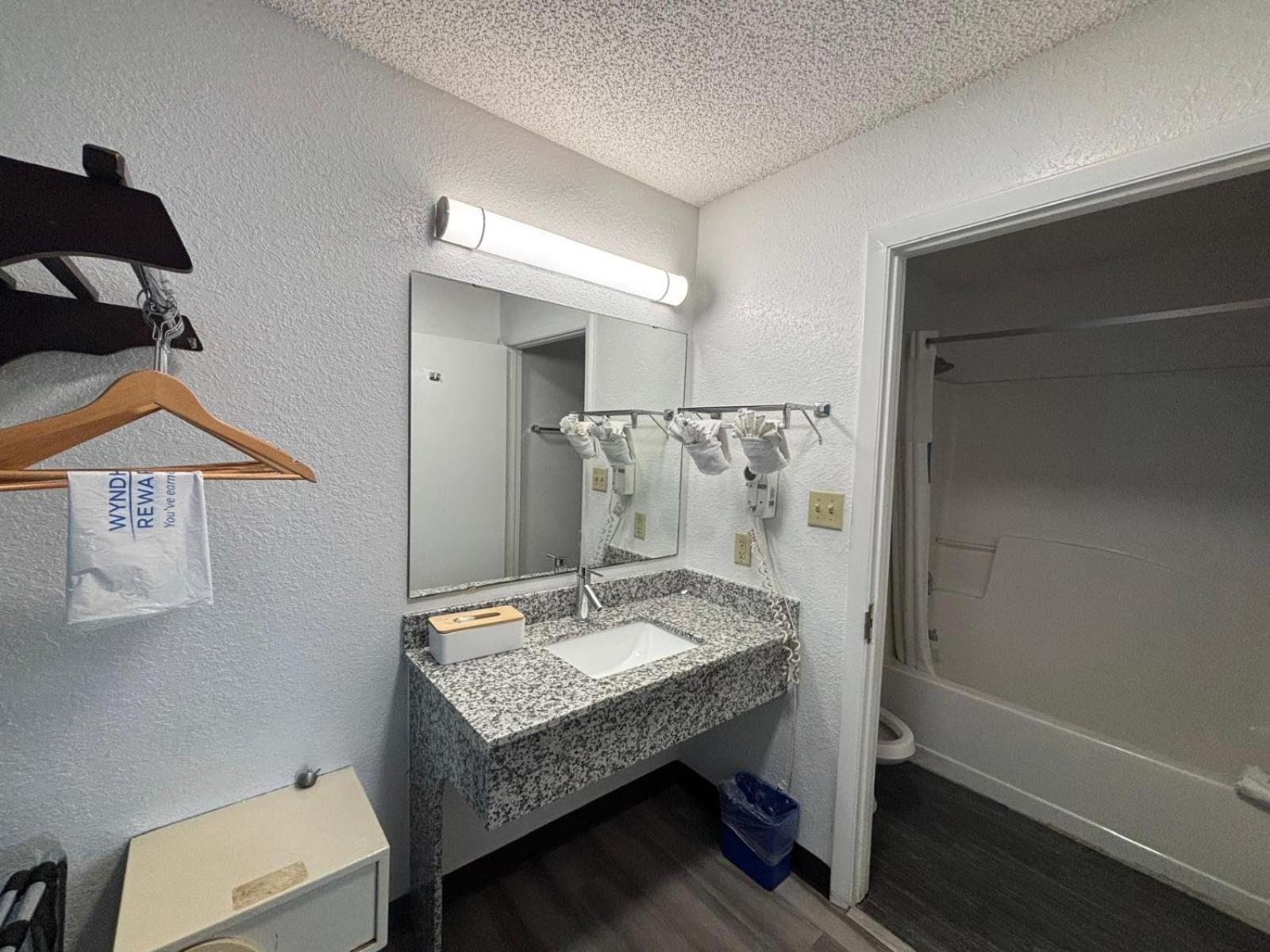 ทราเวลลอดจ์ สวีท แมกเคลนนี Hotel Macclenny ภายนอก รูปภาพ