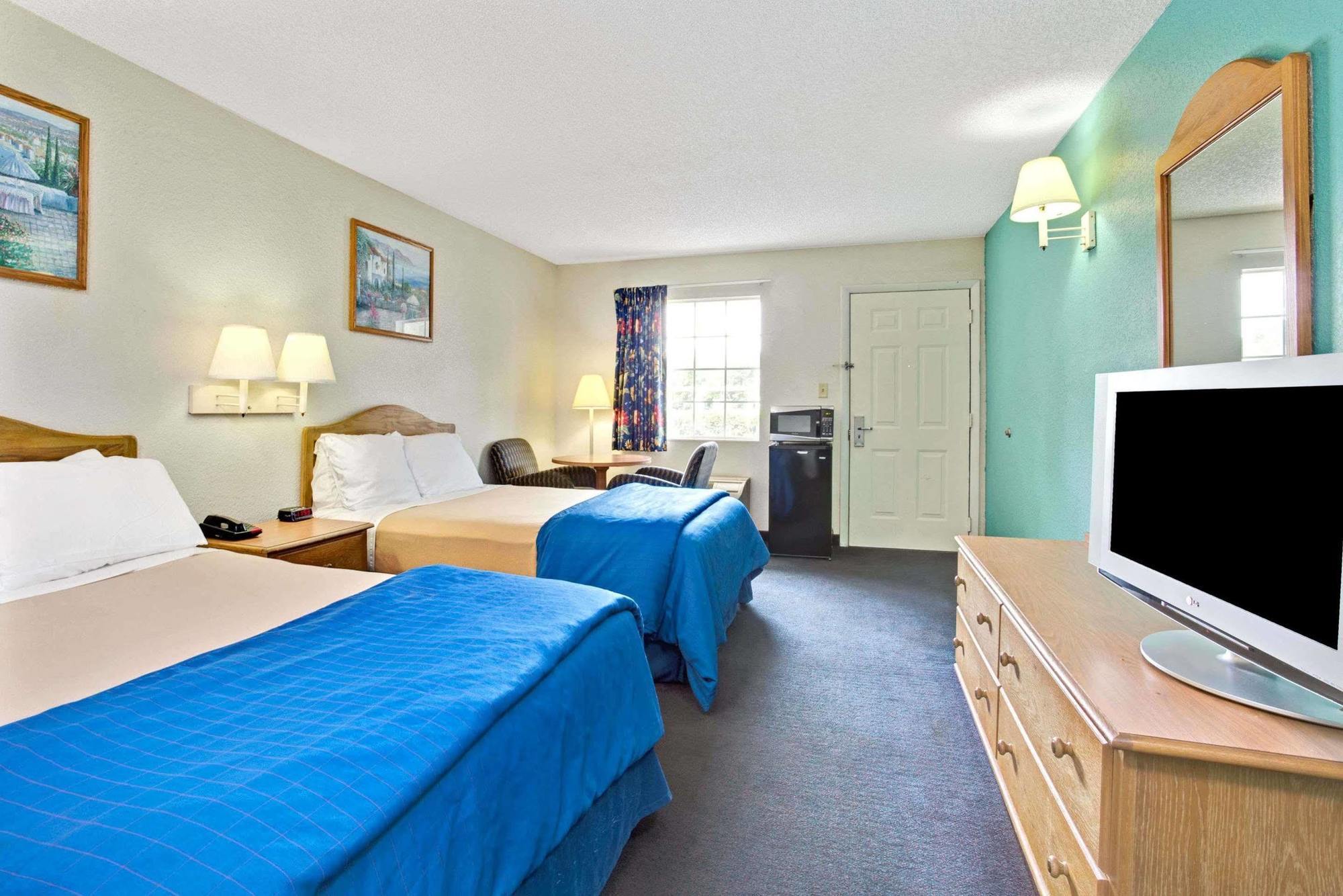 ทราเวลลอดจ์ สวีท แมกเคลนนี Hotel Macclenny ภายนอก รูปภาพ